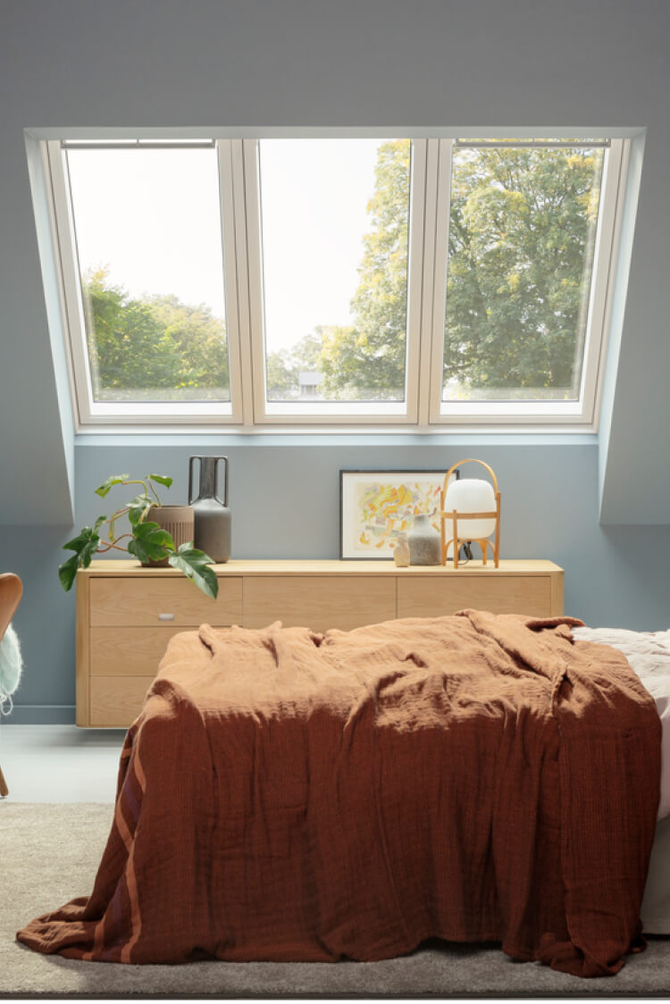 Bedroom with a 3 in 1 roof window